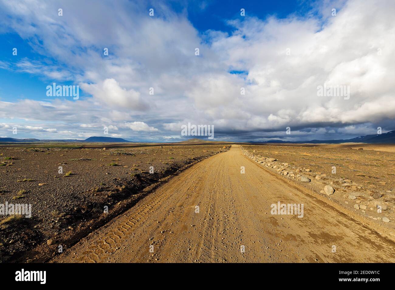 Einsame Schotterstraße durch vulkanische Landschaft, vulkanische Wüste, Straße F35, Kjalvegur, Kjoelur, Hochland, Island Stockfoto