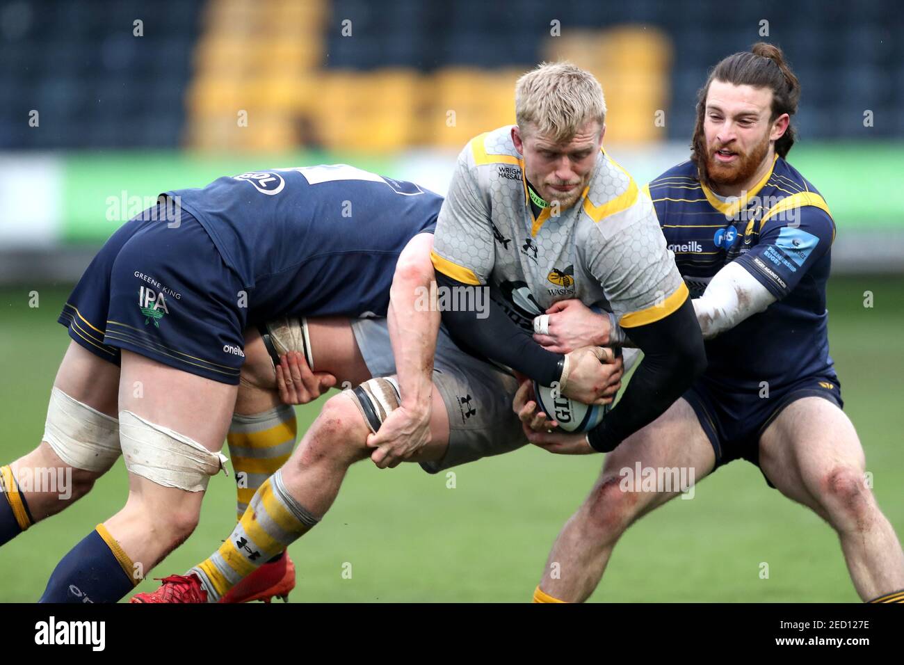 Wasps' Ben Morris (Mitte) wird von Oli Morris und Ted Hill (links) der Worcester Warriors während des Gallagher Premiership-Spiels Sixways Stadium, Worcester, angegangen. Bilddatum: Sonntag, 14. Februar 2021. Stockfoto