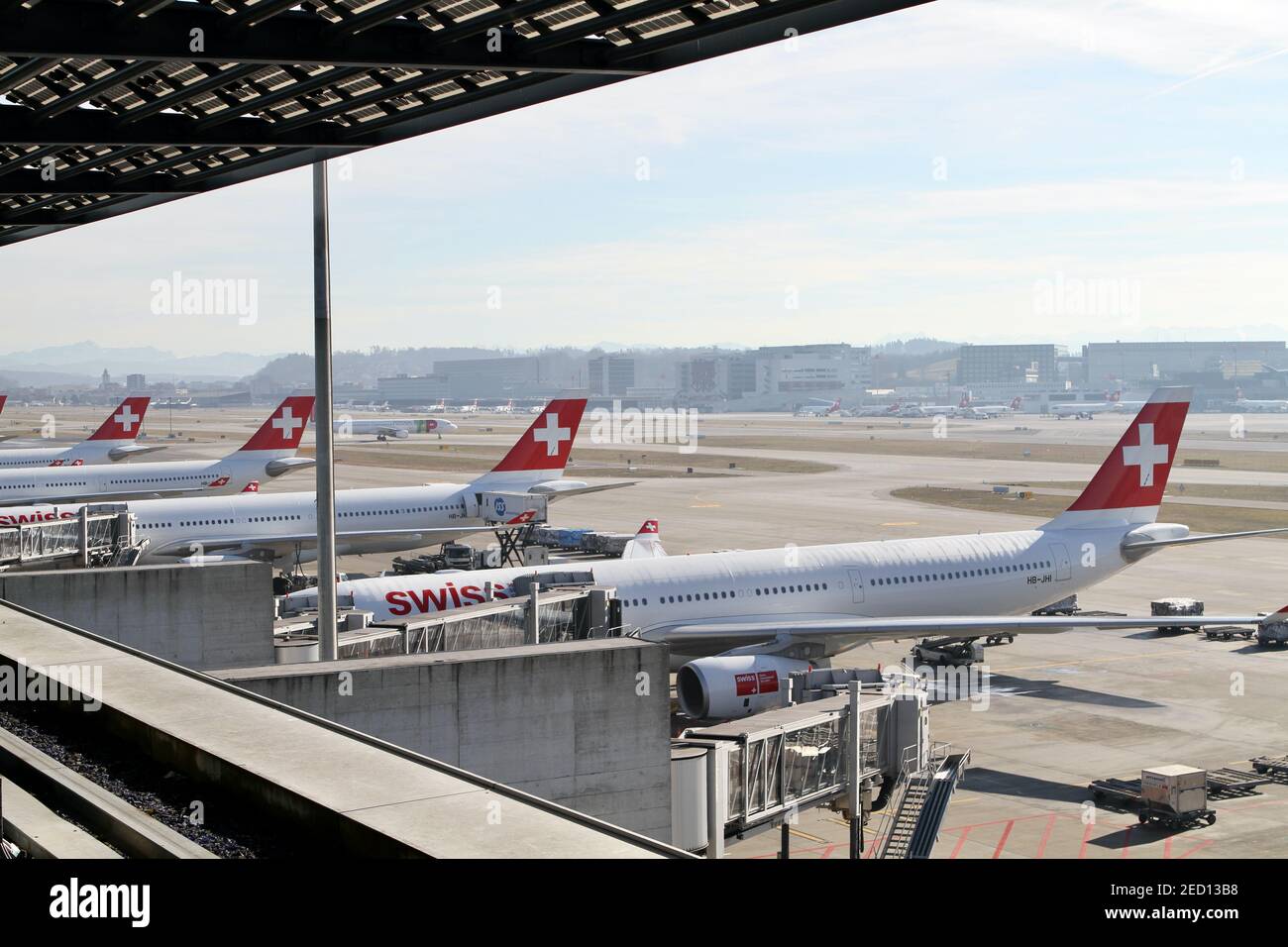 swiss, Dock, Terminal, kommerziell, Luft, Flugzeug, Airline, Airliner,  Flugzeug, Flughafen, Luftfahrt, Dock Midfield, Flug, fliegen,  international, Jet, klot Stockfotografie - Alamy