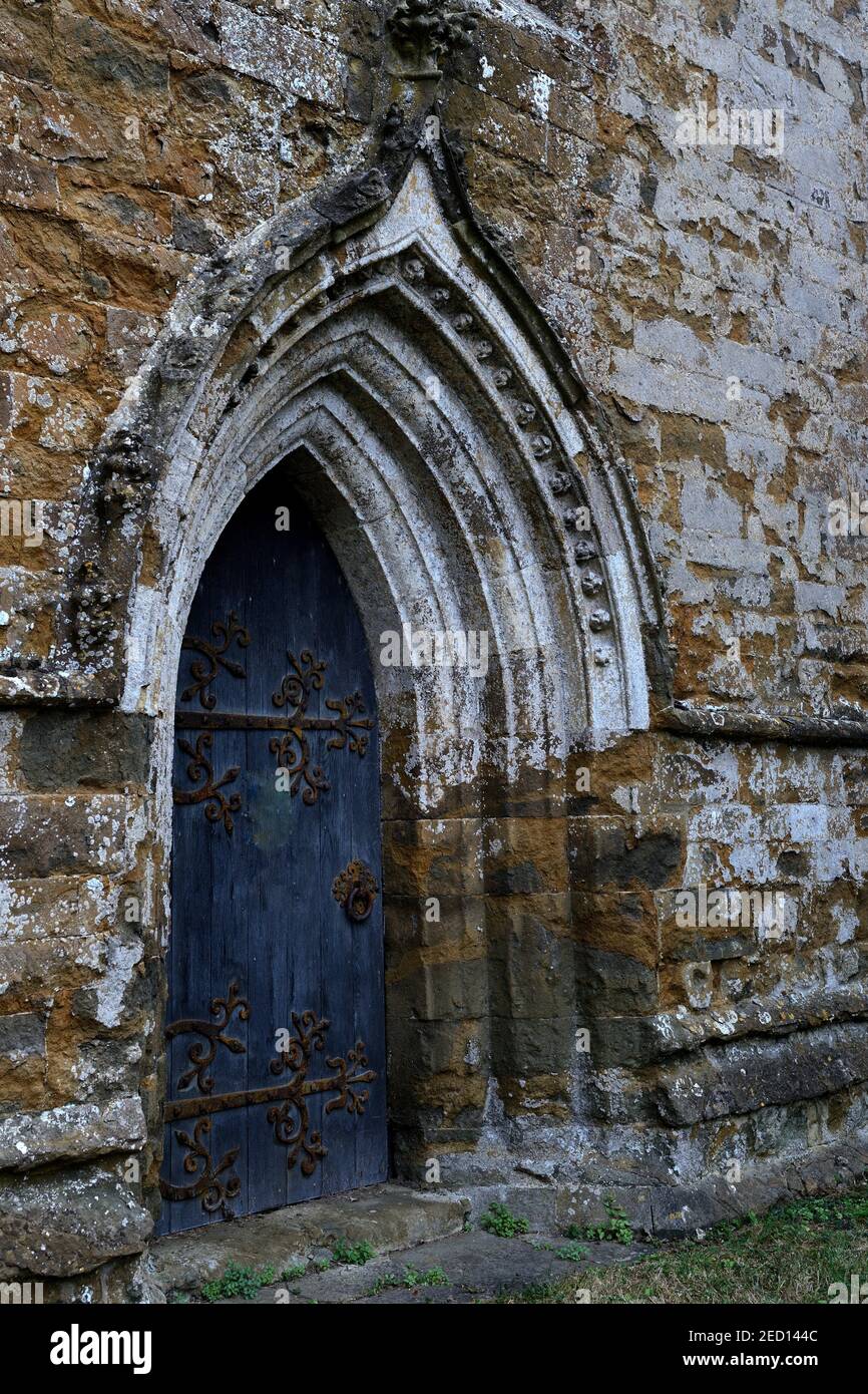Alte Kirchentür der Kirche von Broughton Castle, England, Großbritannien Stockfoto