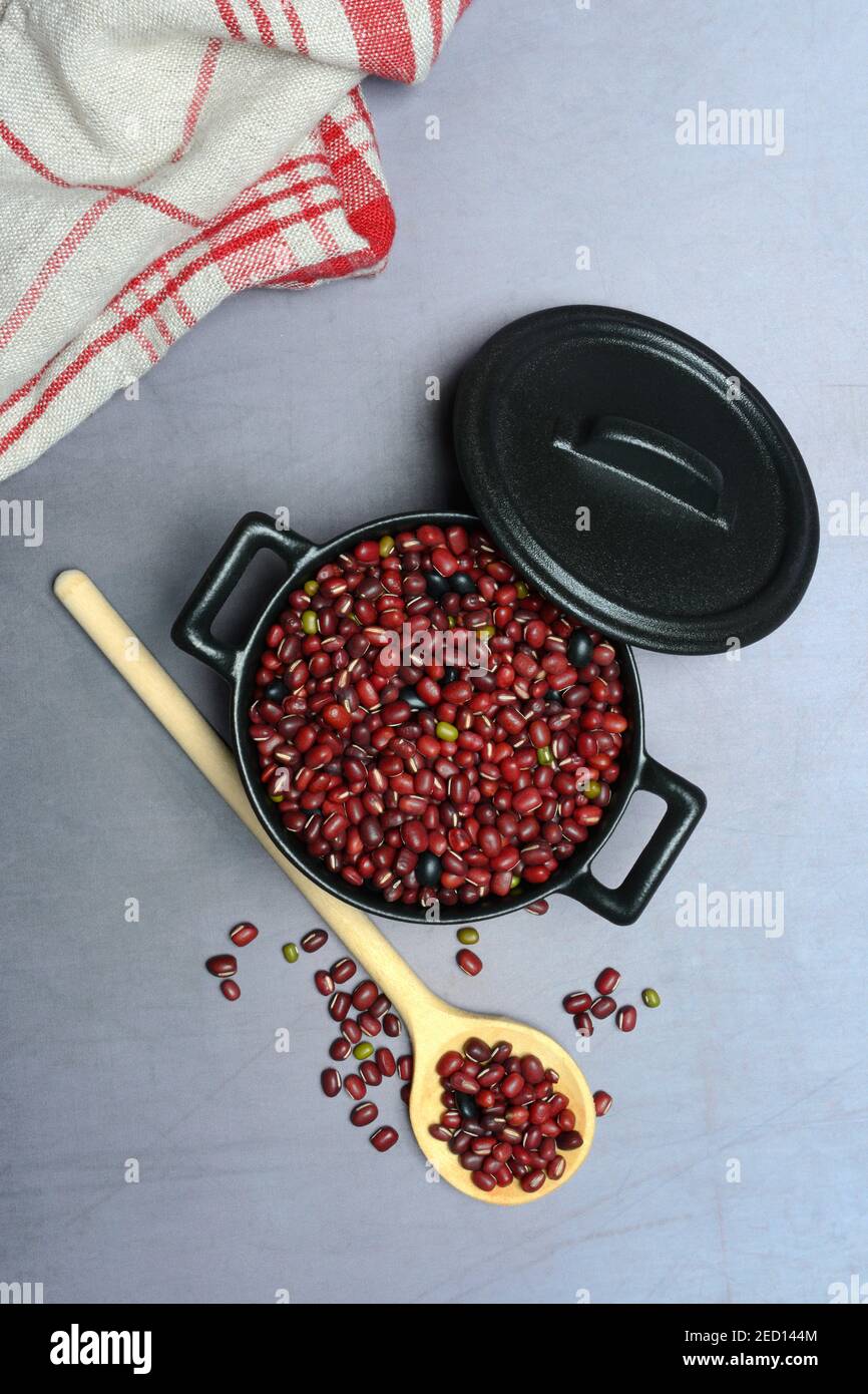 Getrocknete Bohnen in gusseisernem Topf, Kochlöffel, Deutschland Stockfoto