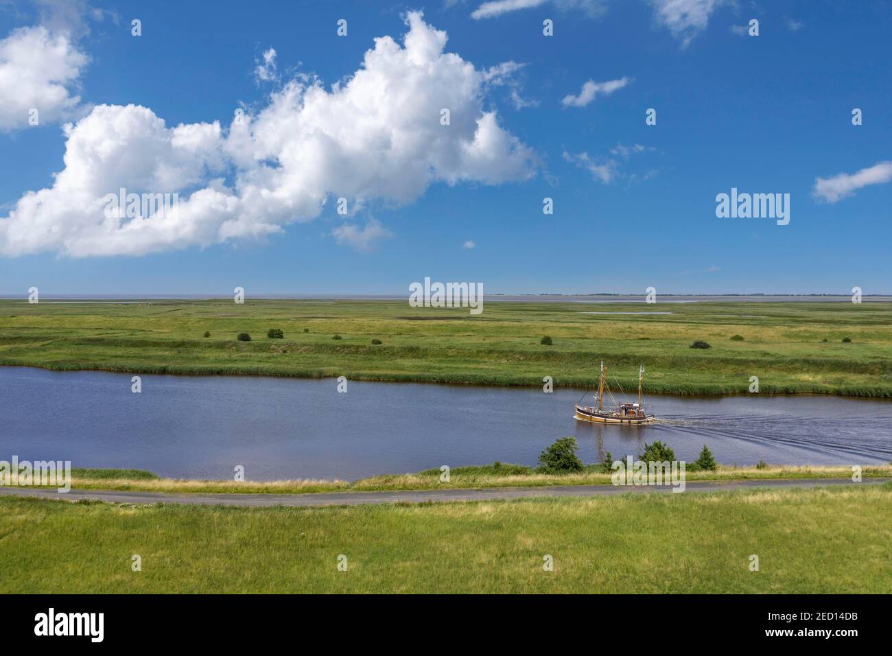 Drohnenbild, Krabbenschneider im Leyhoerner-Sieltief, Greetsiel, Niedersachsen, Deutschland Stockfoto