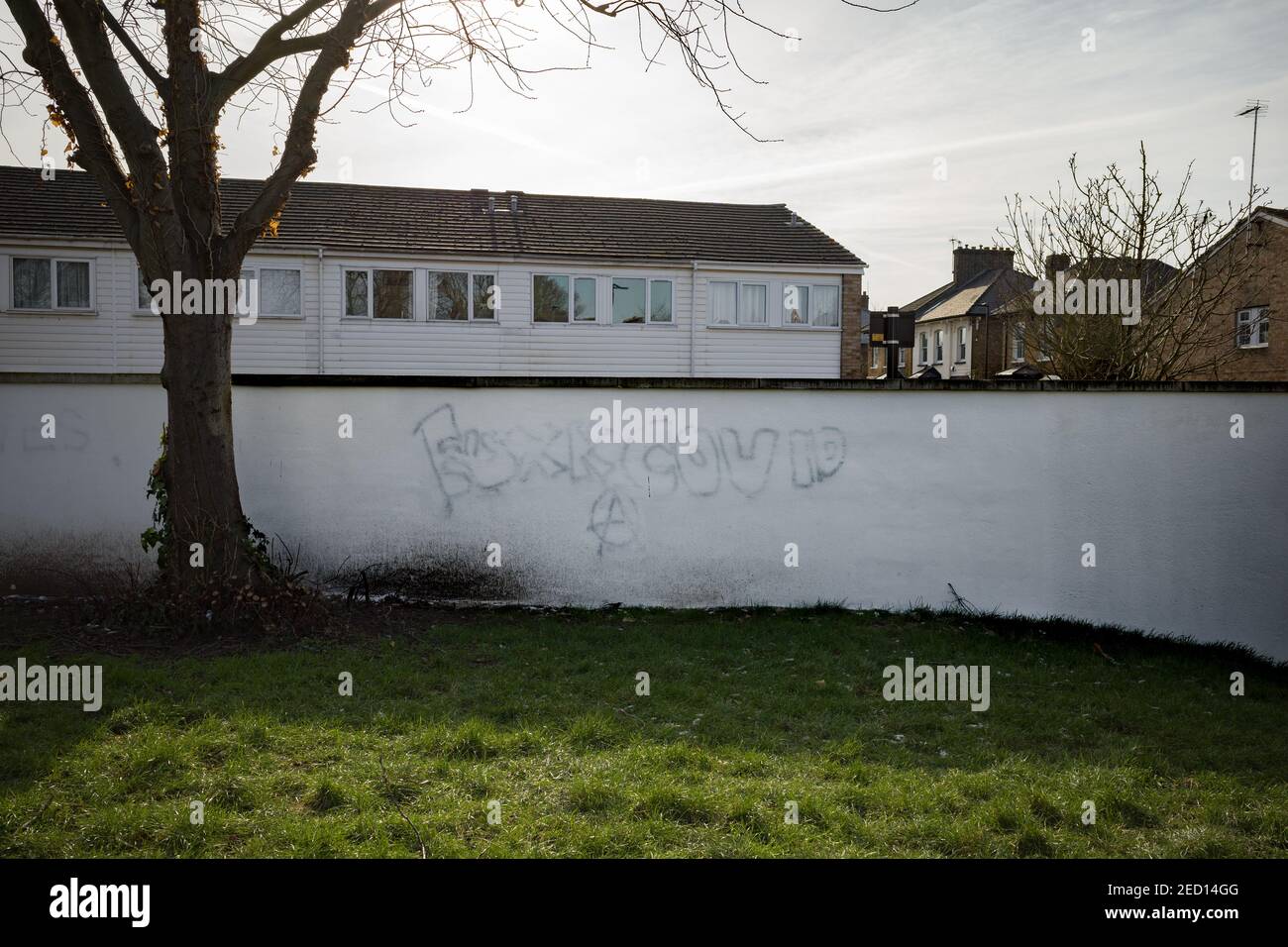 Coronavirus: ‘FUXK COVID’ Wandgraffiti in der Nähe eines Wohnvororts in Seven Sisters, London, Großbritannien. Stockfoto