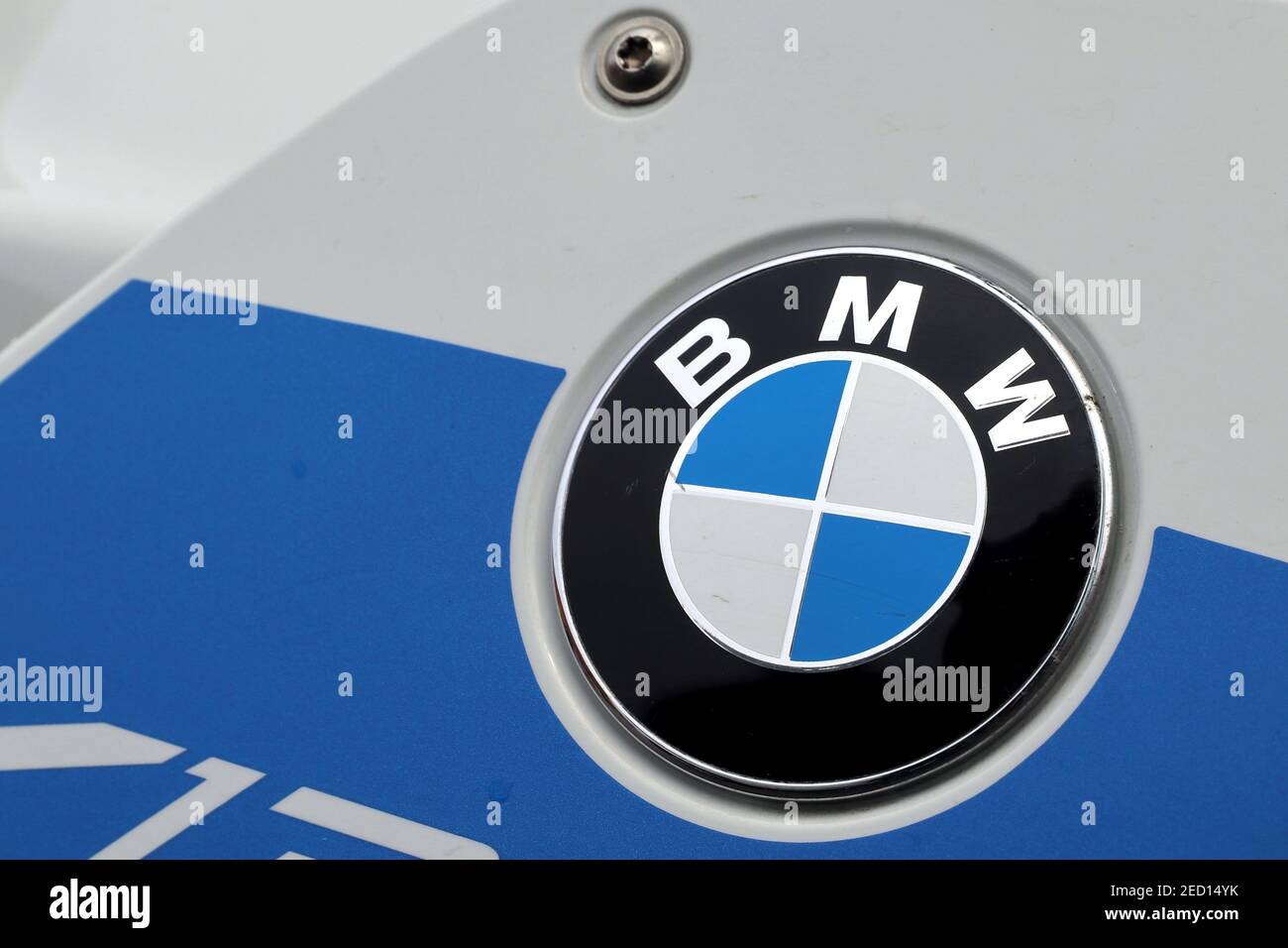 BMW Logo auf Motorrad in blau und weiß. BMW zeichnet sich durch saubere Reichweite, hohen Komfort und kraftvolle Linien aus. Stockfoto