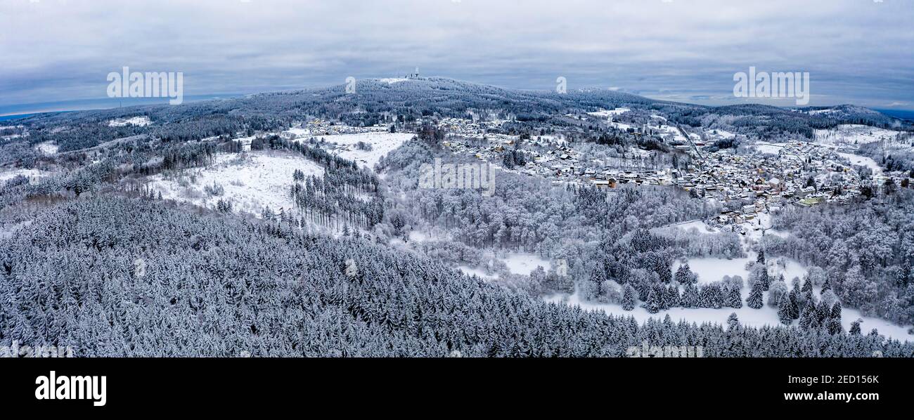 Luftaufnahme über den schneebedeckten Taunus mit Oberreifenberg, hinten der Sendermast des Hessischen Rundfunks und Aussichtsturm Stockfoto