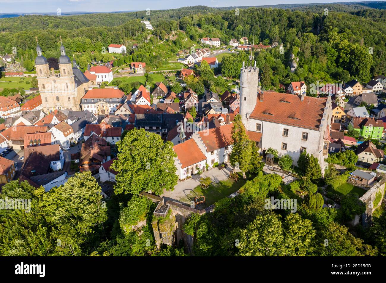 Luftbild, Goessweinstein mit Schloss und Wallfahrtskirche zur Heiligen Dreifaltigkeit, Fränkische Schweiz, Oberfranken, Franken, Bayern Stockfoto