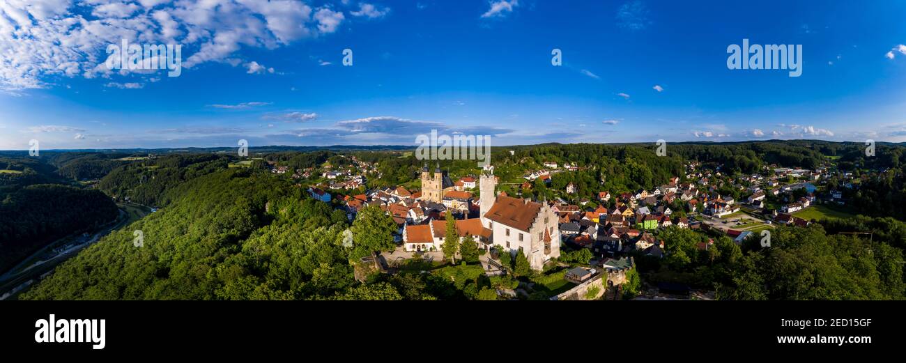 Luftbild, Goessweinstein mit Schloss und Wallfahrtskirche zur Heiligen Dreifaltigkeit, Fränkische Schweiz, Oberfranken, Franken, Bayern Stockfoto