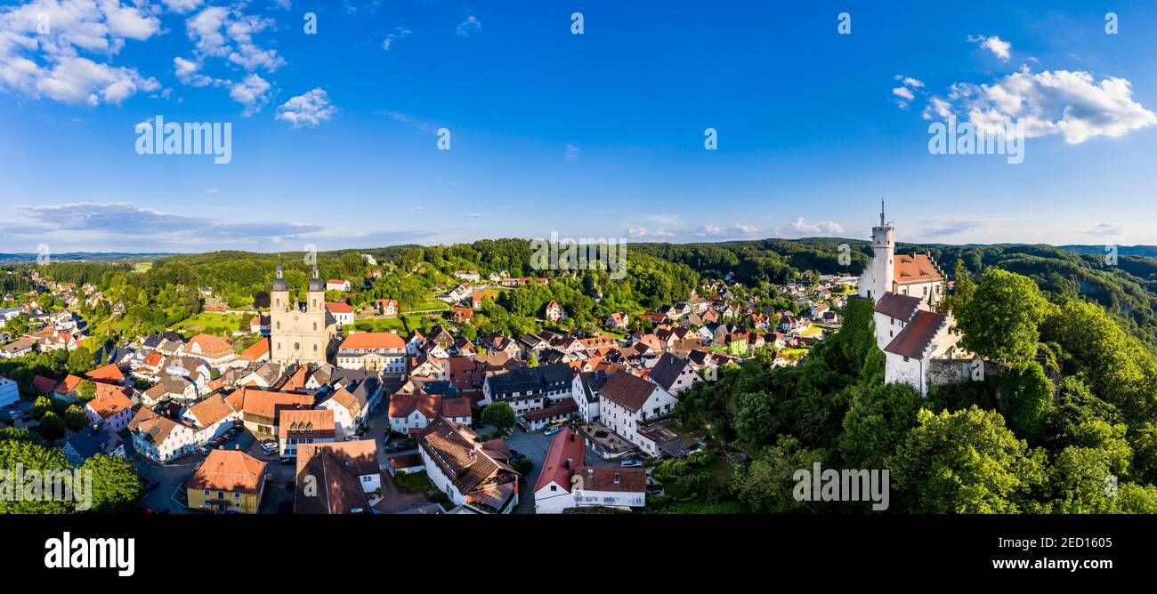 Luftbild, Goessweinstein mit Schloss und Wallfahrtskirche zur Heiligen Dreifaltigkeit, Fränkische Schweiz, Oberfranken, Franken, Bayern Stockfoto