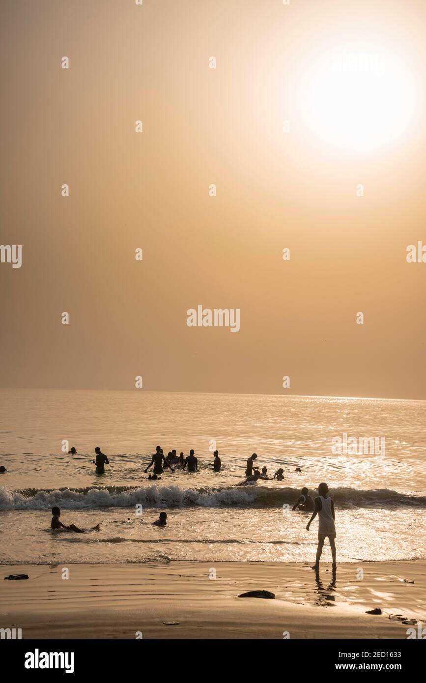 Lumley Beach bei Sonnenuntergang, Freetown, Sierra Leone Stockfoto