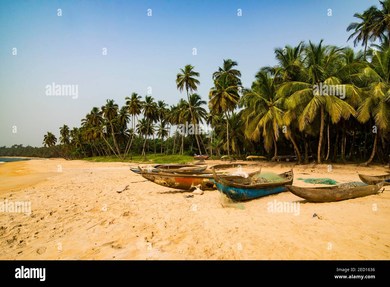 Fischerboote am Sandstrand in Neekrien bei Buchanan, Liberia Stockfoto