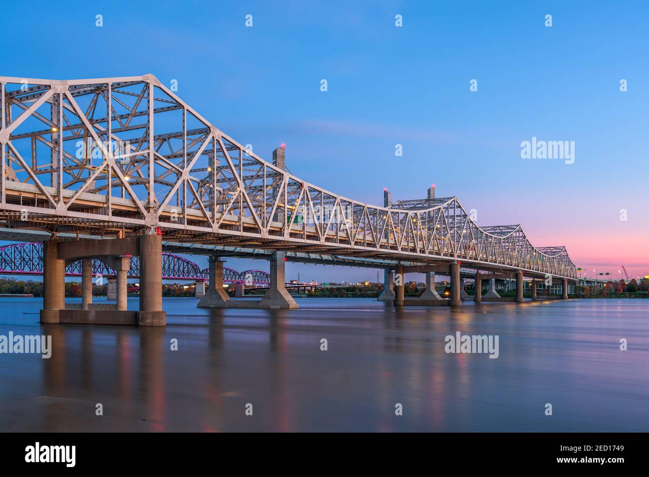 Louisville, Kentucky, USA mit John F. Kennedy Memorial Bridge, die bei Sonnenuntergang den Ohio River überspannt. Stockfoto