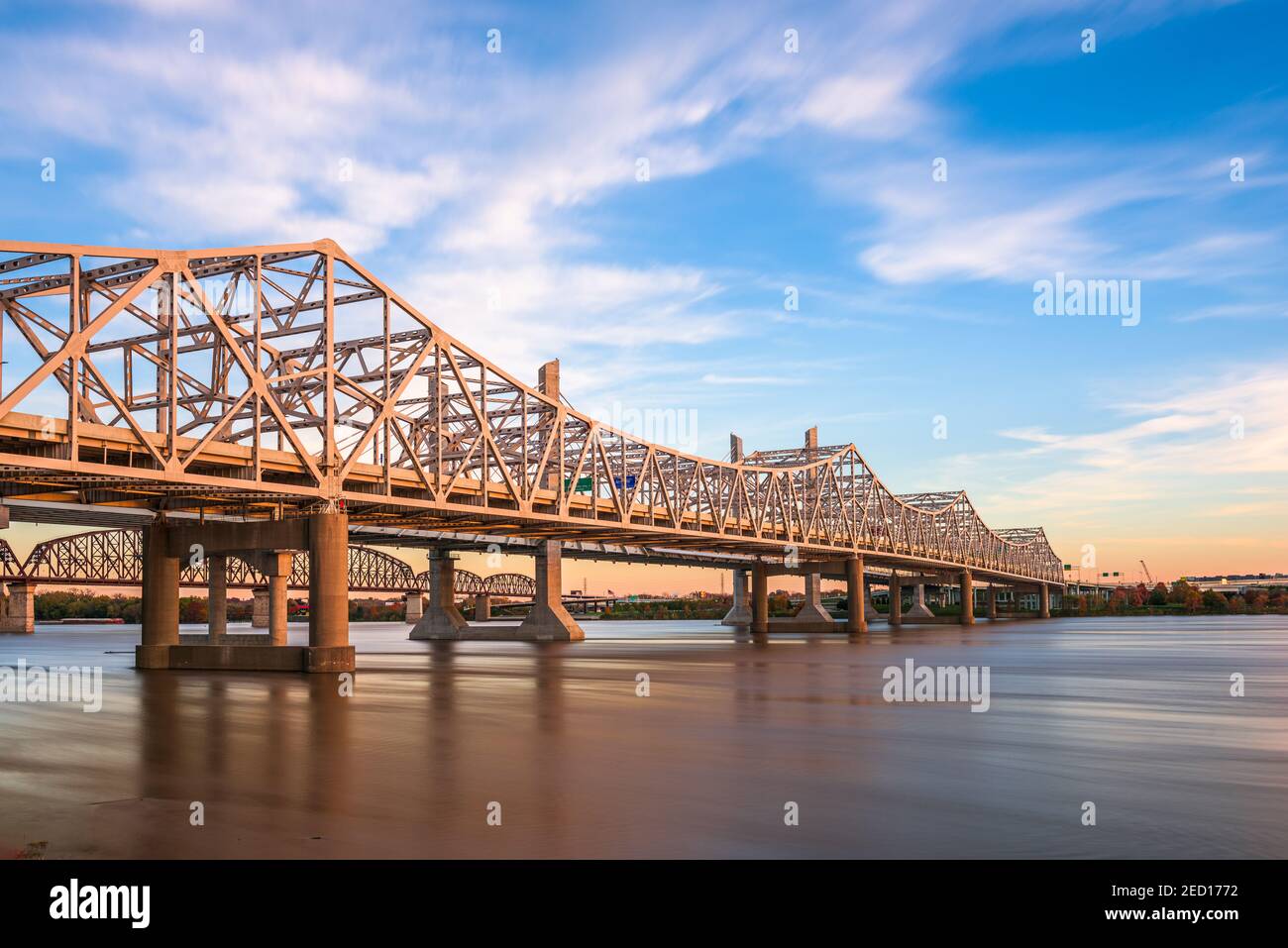 Louisville, Kentucky, USA mit John F. Kennedy Memorial Bridge, die bei Sonnenuntergang den Ohio River überspannt. Stockfoto
