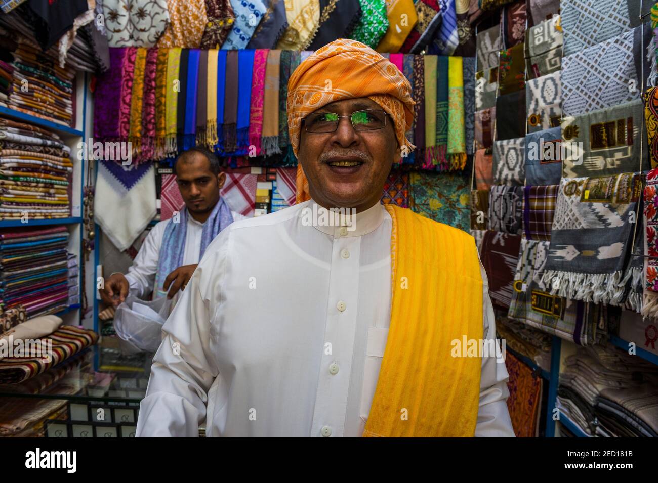 Traditionell gekleideter Mann in einem Tuchladen, Altstadt von Jeddah, Saudi-Arabien Stockfoto