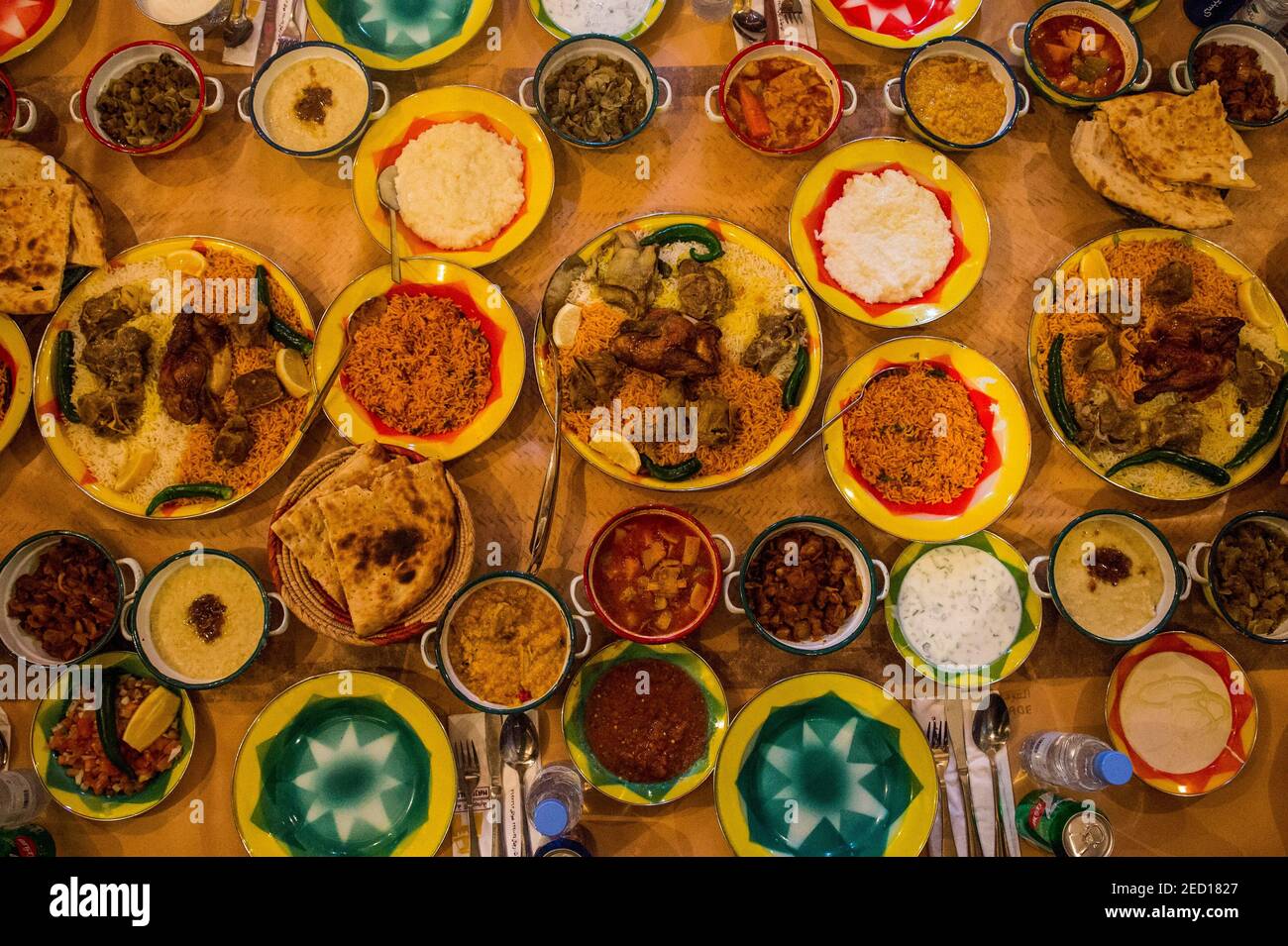 Arabisches Dinner-Set, UNESCO-Weltkulturerbe Diriyah, Riadh, Saudi-Arabien Stockfoto