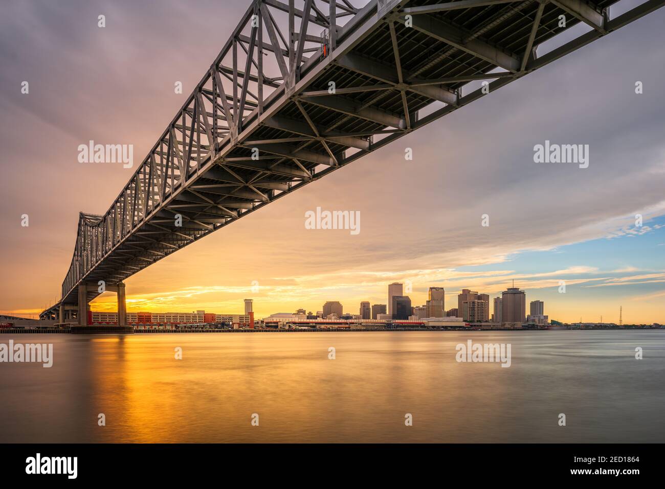 New Orleans, Louisiana, USA bei Sonnenuntergang über der Crescent City Connection Bridge über dem Mississippi River. Stockfoto