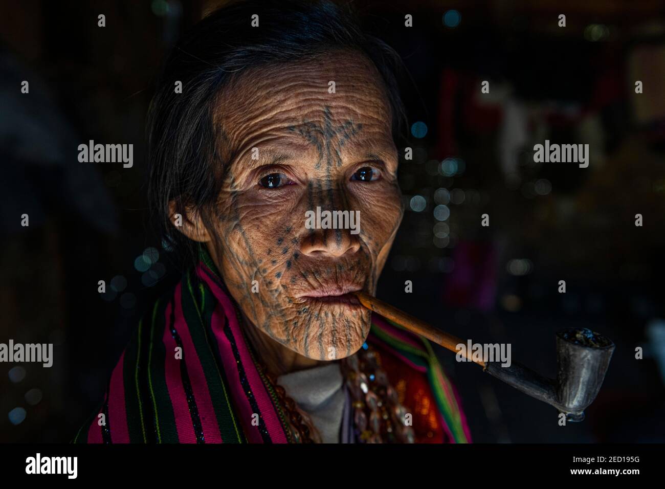 Kinn Frau mit Spinnennetz Tattoo Rauchen eine Pfeife, Minhat, Chin Staat, Myanmar Stockfoto