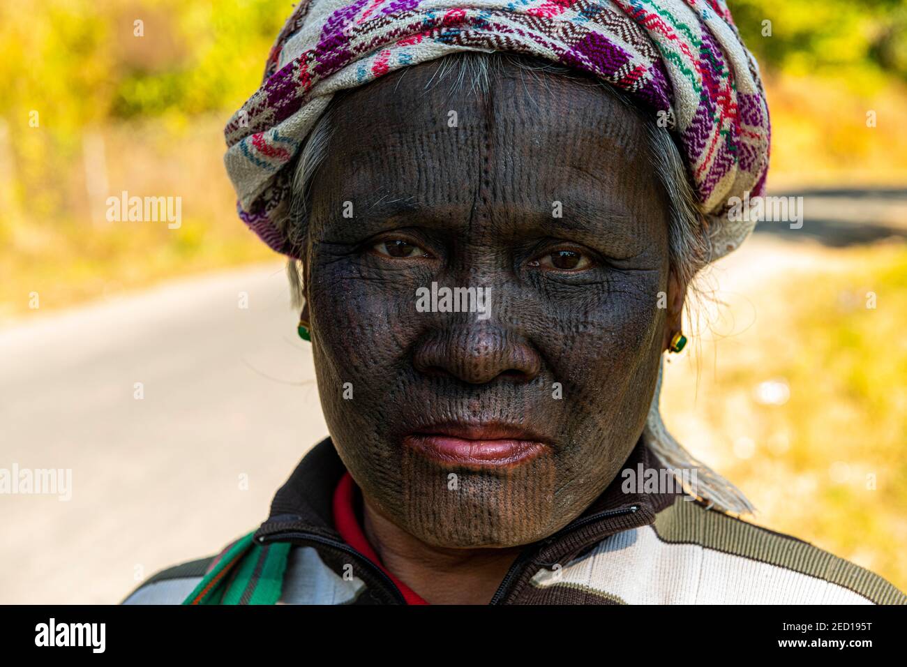 Yin-Du Chin Frau mit einem komplett schwarzen, tattoed Gesicht, Kanpelet, Chin Staat, Myanmar Stockfoto