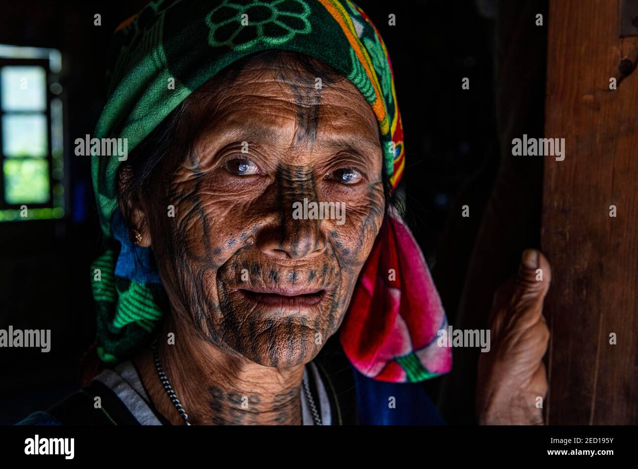 Kinn Frau mit Spinnennetz Tattoo, Minhat, Chin Staat, Myanmar Stockfoto