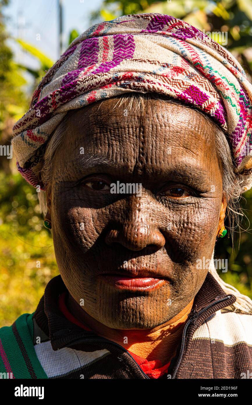 Yin-Du Chin Frau mit einem komplett schwarzen, tattoed Gesicht, Kanpelet, Chin Staat, Myanmar Stockfoto