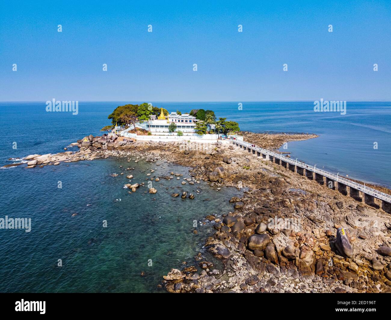 Luftaufnahme von der Myaw Yit Pagode im Ozean bei Dawei, Mon Staat, Myanmar, Tanintharyi Region, Myanmar Stockfoto