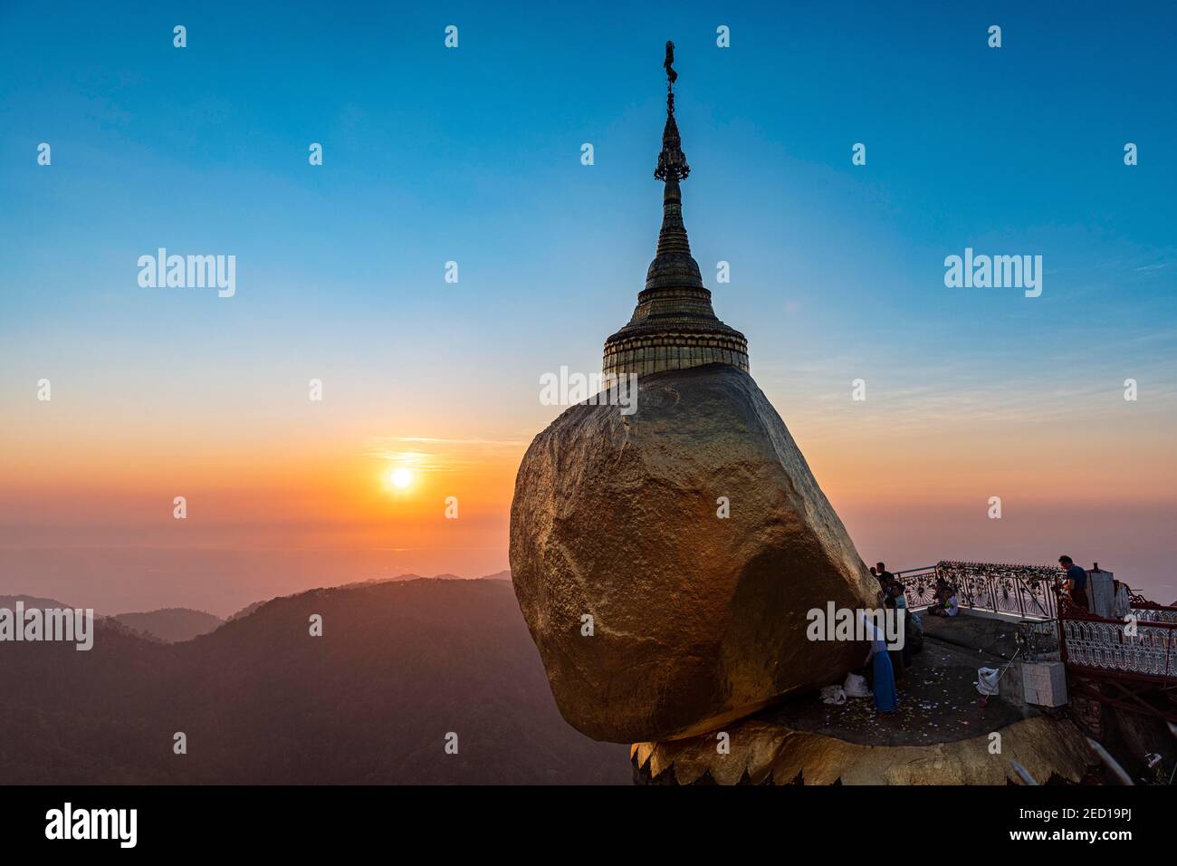 Kyaiktiyo Pagode, goldener Felsen bei Sonnenuntergang, Mon Staat, Myanmar Stockfoto