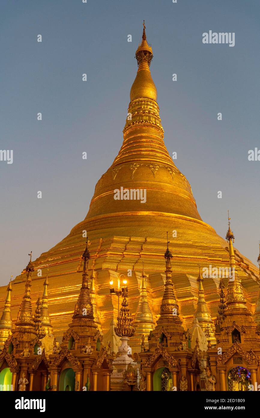Shwedagon Pagode nach Sonnenuntergang, Yangon, Myanmar Stockfoto