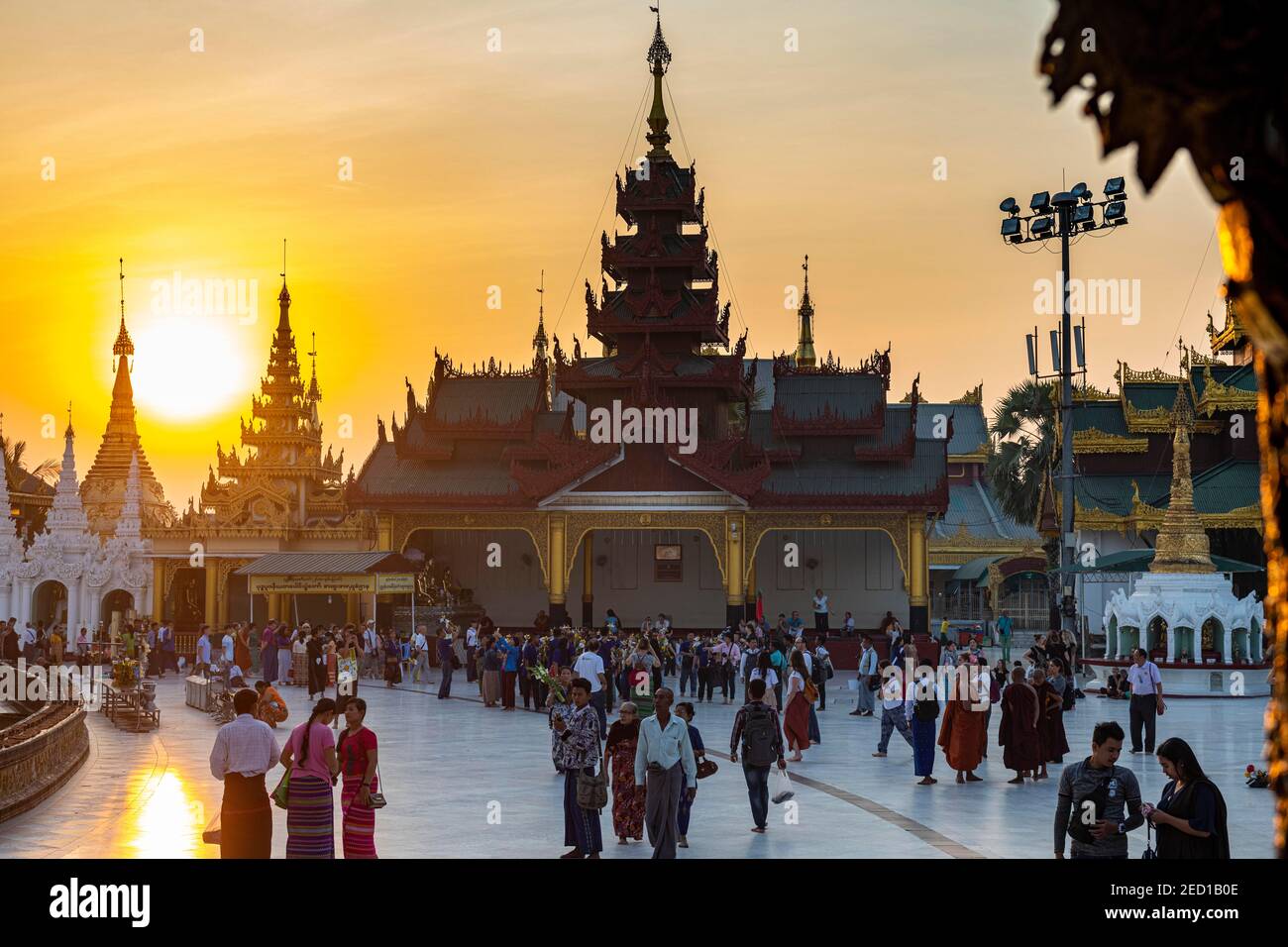 Shwedagon Pagode bei Sonnenuntergang, Yangon, Myanmar Stockfoto