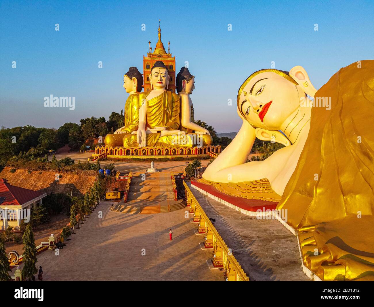 Luftaufnahme der riesigen sitzenden und liegenden buddhas Ko Yin Lay, Pupawadoy Kloster in der Nähe Ye, Mon Staat, Myanmar, Ye, Mon Staat, Myanmar Stockfoto