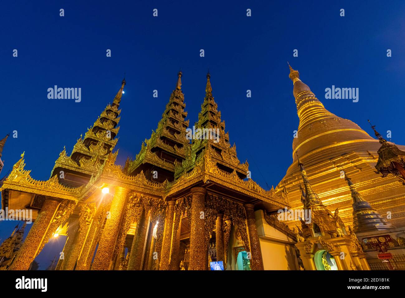 Shwedagon Pagode nach Sonnenuntergang, Yangon, Myanmar Stockfoto