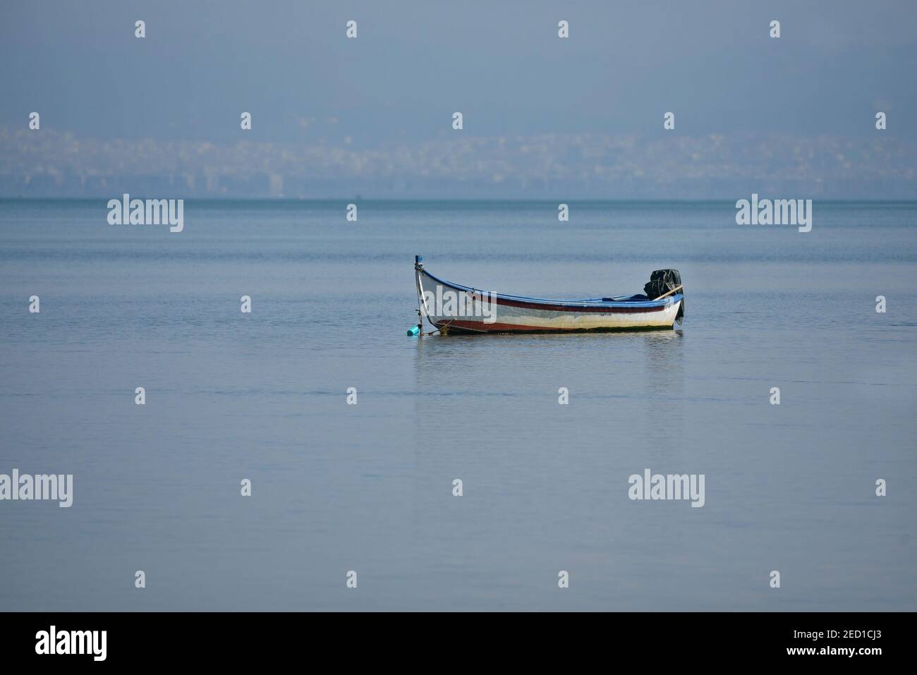 Landschaft mit einem traditionellen griechischen Fischerboot auf dem Fluss Axios (Nationalpark Axios Delta) in Veroia, Zentralmakedonien Griechenland. Stockfoto