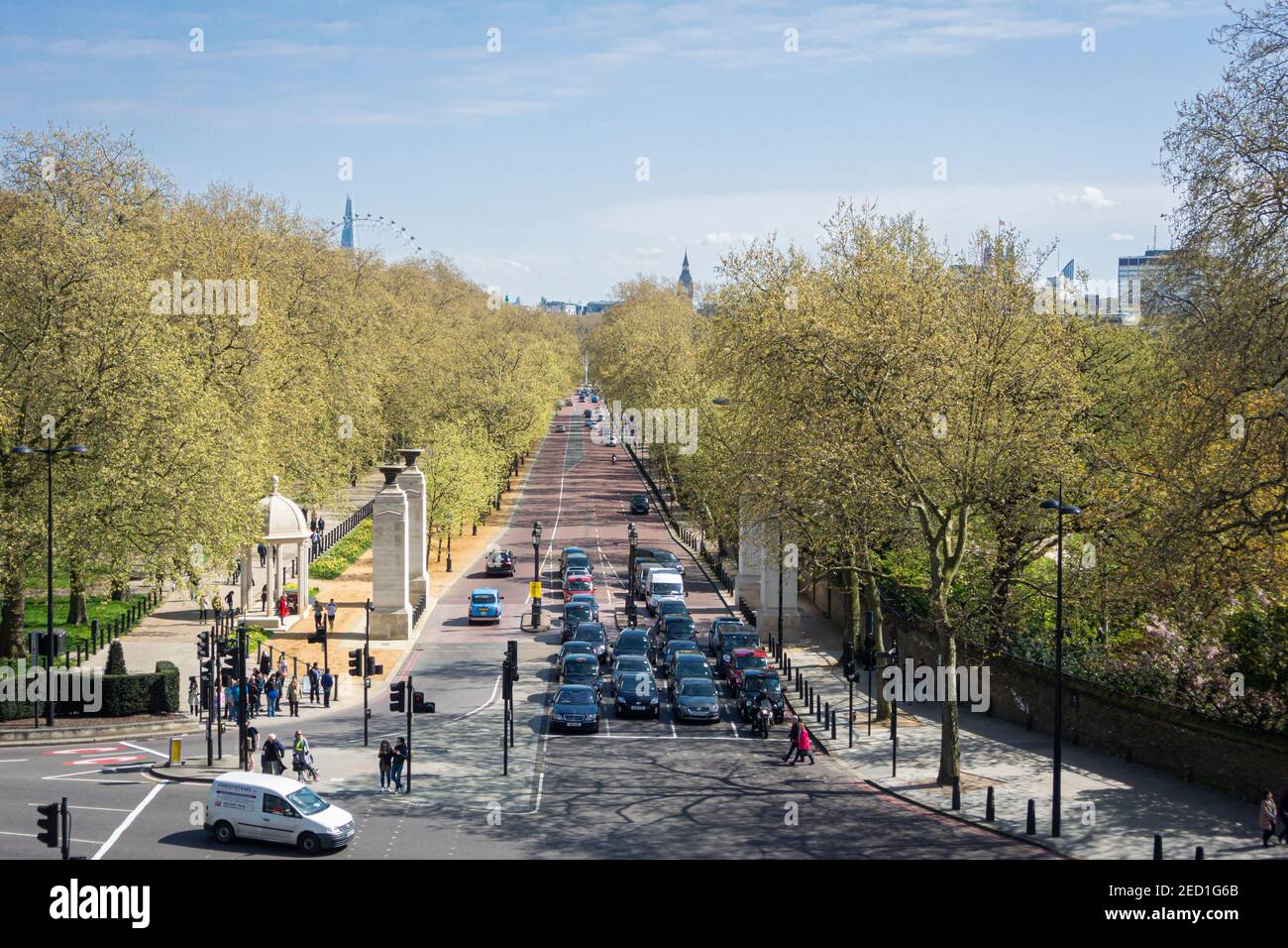 Luftaufnahme über Constitution Hill zwischen Green Park und Buckingham Palace Gardens, London, Großbritannien Stockfoto