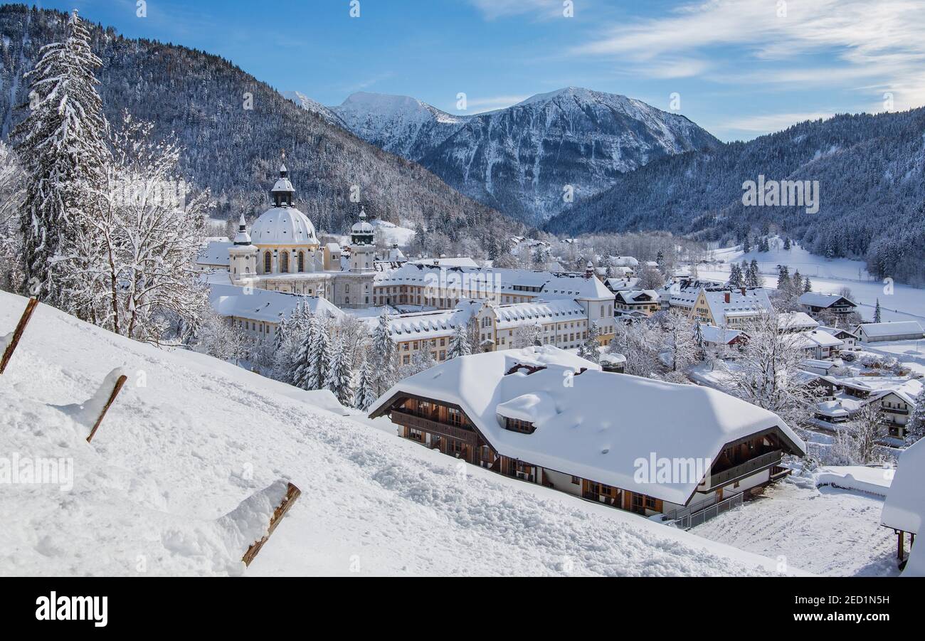 Blick auf das Dorf mit dem Kloster Ettal, Ettaler Sattel, Naturpark Ammergauer Alpen, Oberbayern, Bayern, Deutschland Stockfoto