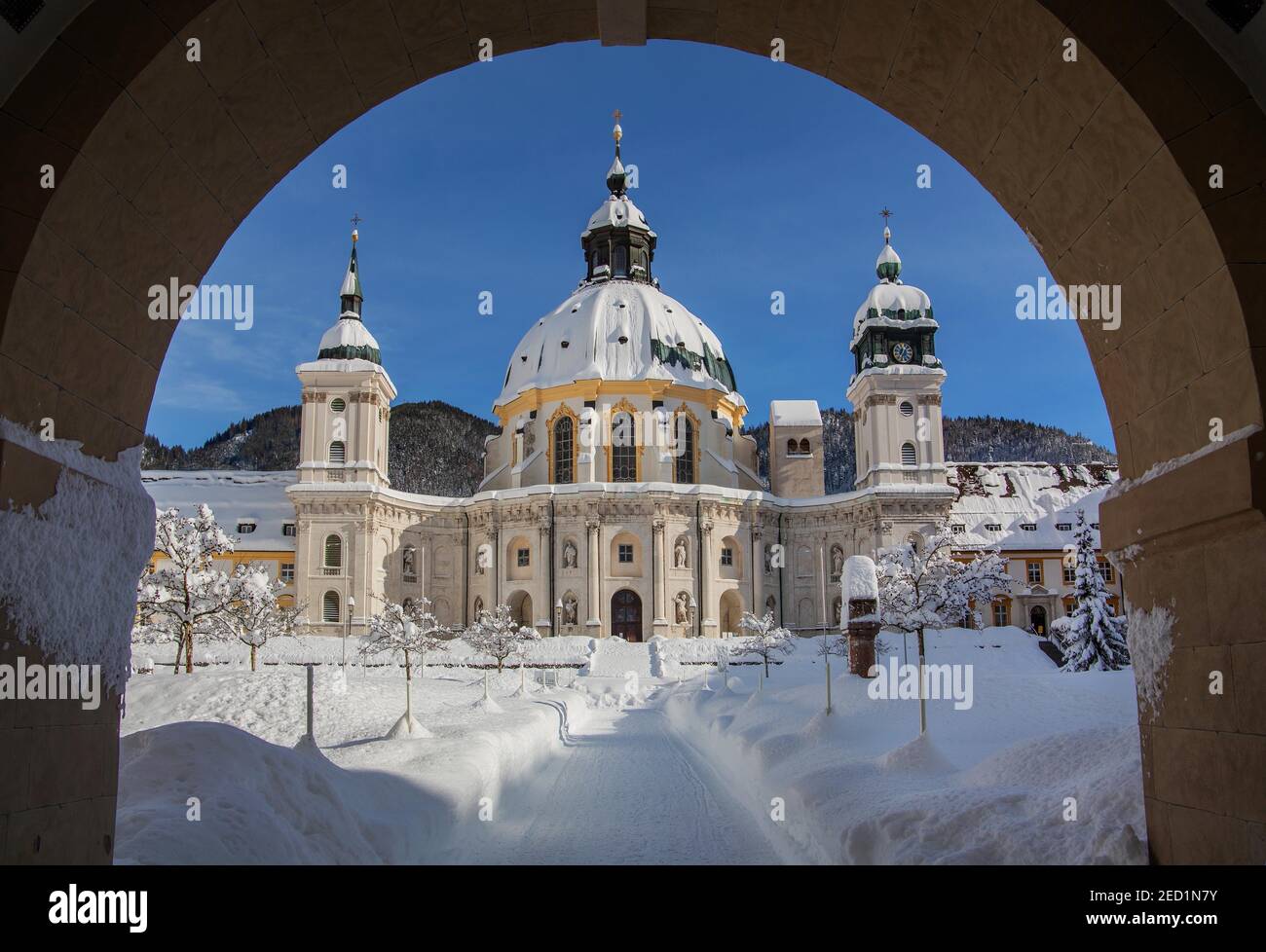 Klosterhof mit Klosterkirche, Kloster Ettal, Ettaler Sattel, Naturpark Ammergauer Alpen, Oberbayern, Bayern, Deutschland Stockfoto