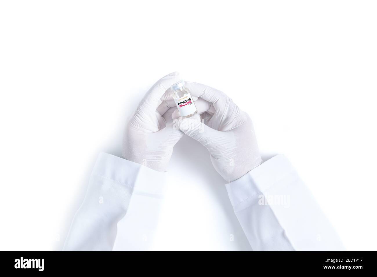 Arzt oder Wissenschaftler Hand in weißen Handschuhen halten COVID-19 Impfstoffschuss für Krankheiten Ausbruchsimpfung isoliert auf weißem Hintergrund, Medizin und dr Stockfoto