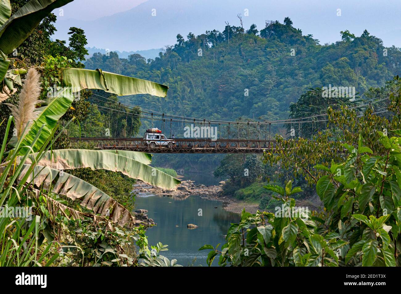 Stahlbrücke in den abgelegenen Bergen von Manipur, Indien Stockfoto
