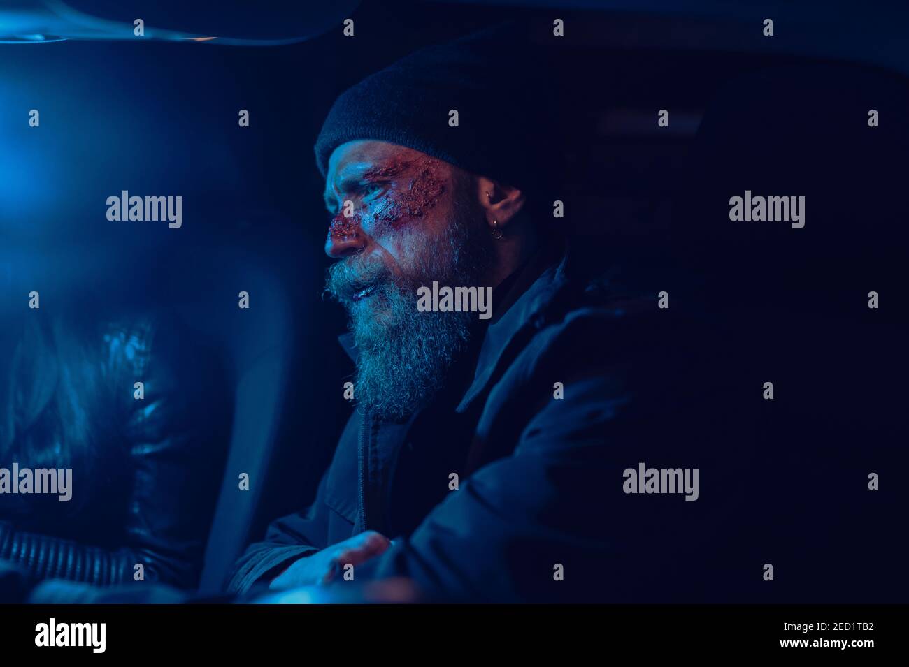 Hipster Mann mit Bart und Kino Make-up fahren ein Auto Stockfoto