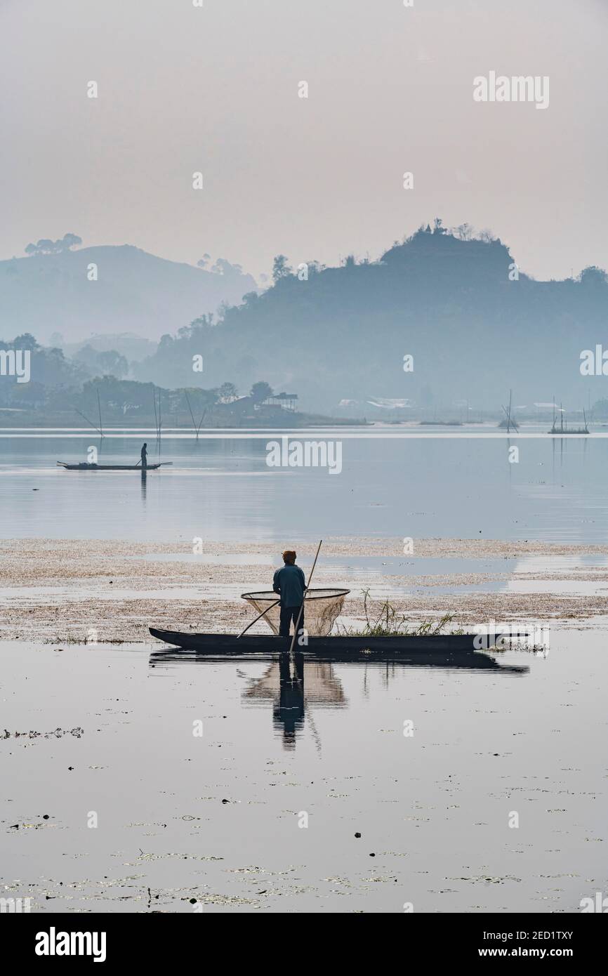 Fischer in seinem Kanu Angeln, Loktak Lake, Moirang, Manipur, Indien Stockfoto