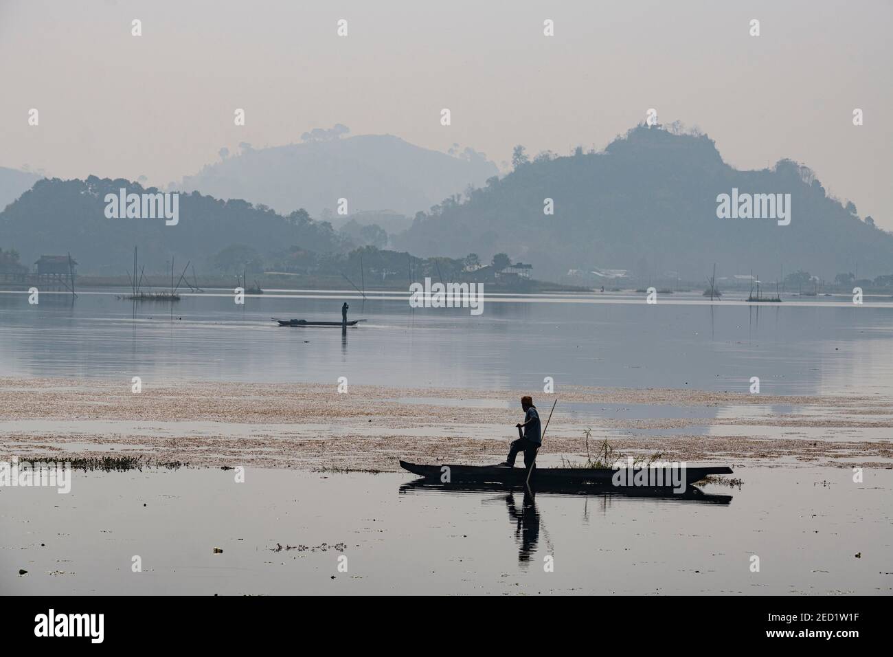 Fischer in seinem Kanu Angeln, Loktak Lake, Moirang, Manipur, Indien Stockfoto