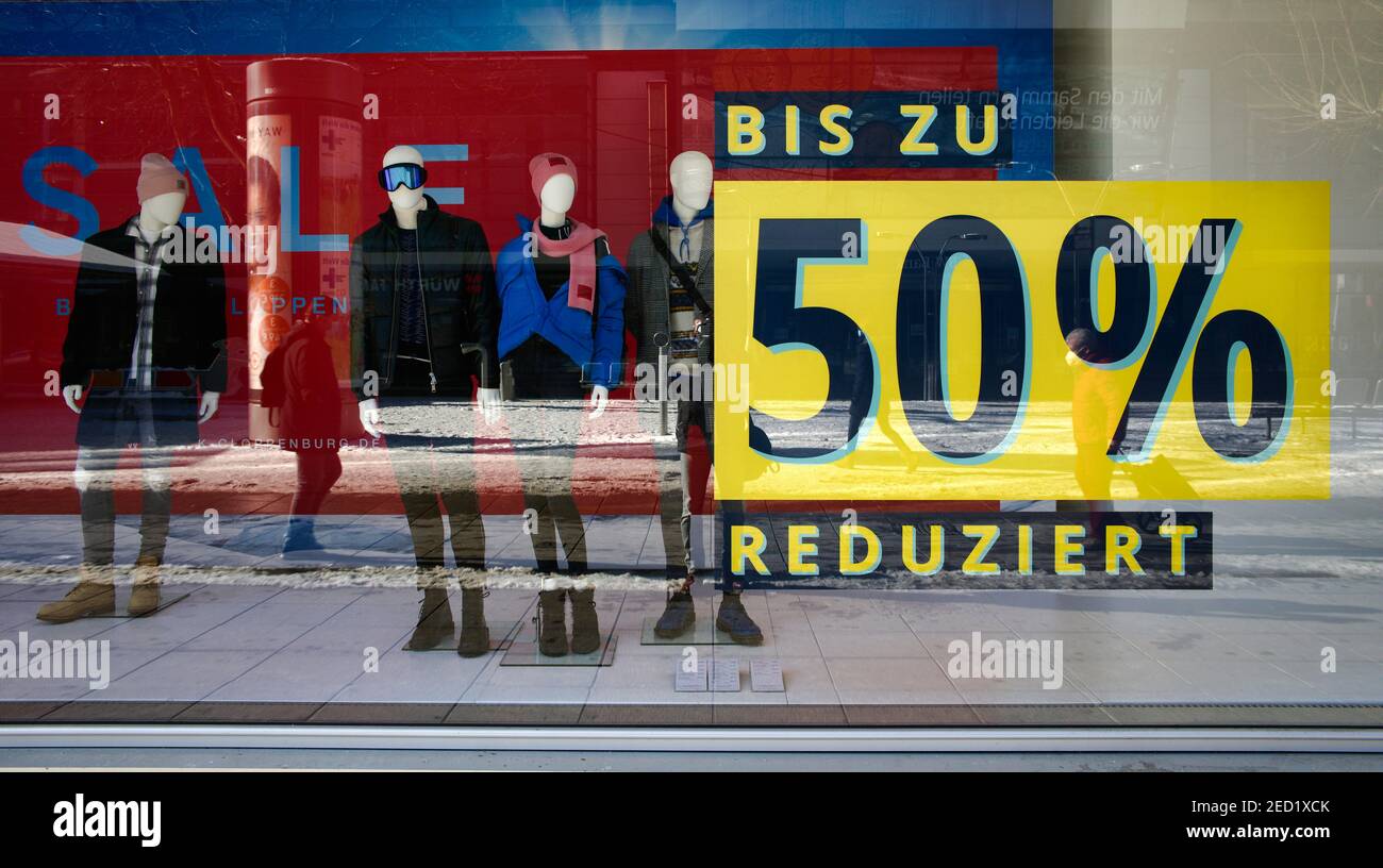 Discountkampf in Schaufenstern, Peek und Cloppenburg, VERKAUF, Preissenkungen, Corona-Krise, Stuttgart, Baden-Württemberg, Deutschland Stockfoto