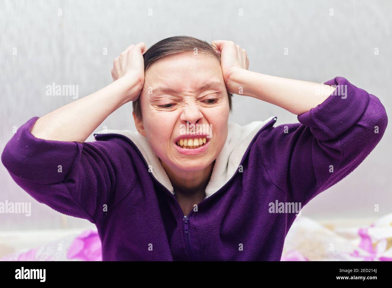 Eine Frau mittleren Alters leidet unter starken Kopfschmerzen. Stockfoto