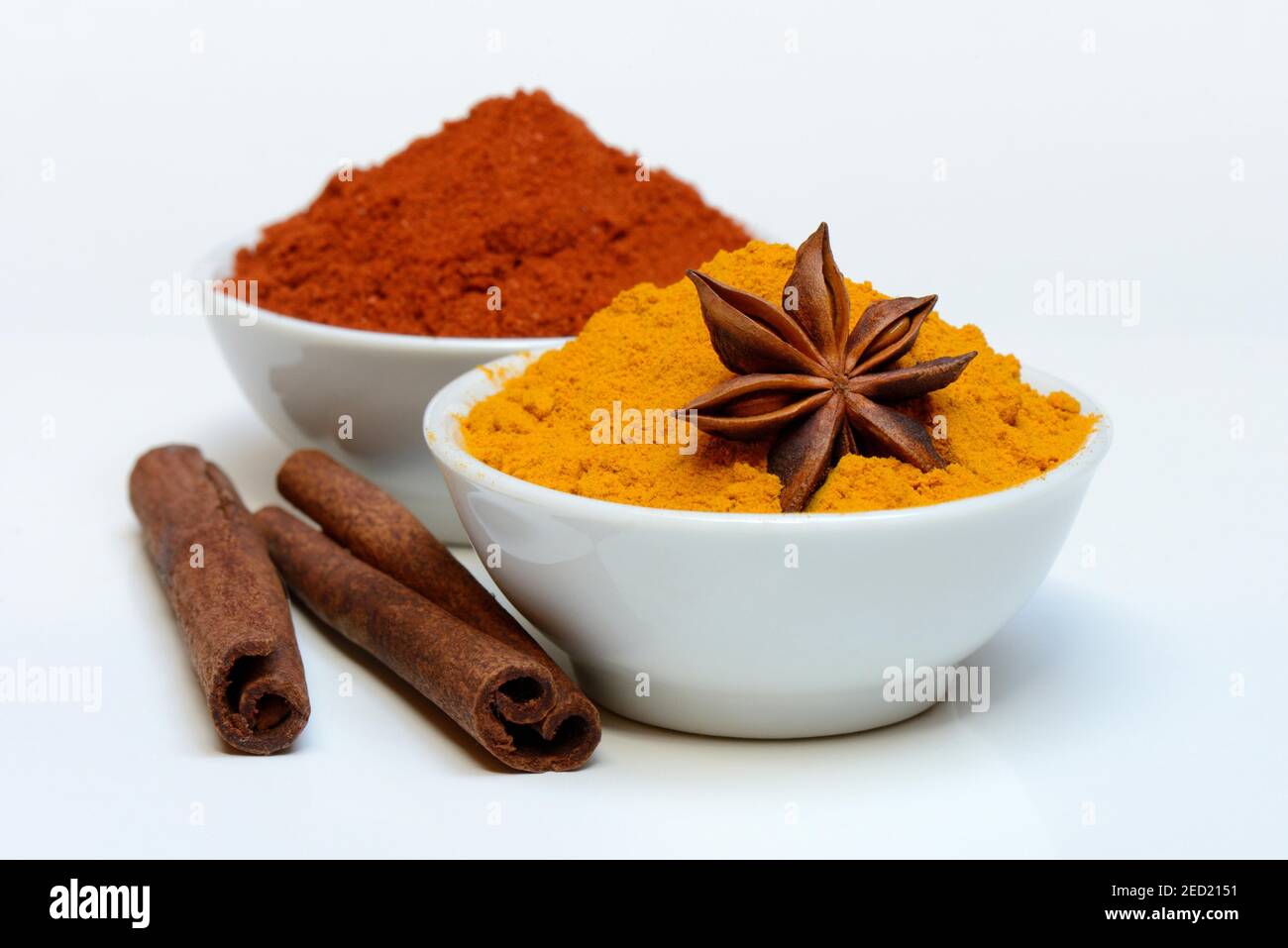 Gewürze in Schalen, Kurkuma longa, Paprika, Chili, Sternanis, Sticks (Cinnamomum spec.) Stockfoto