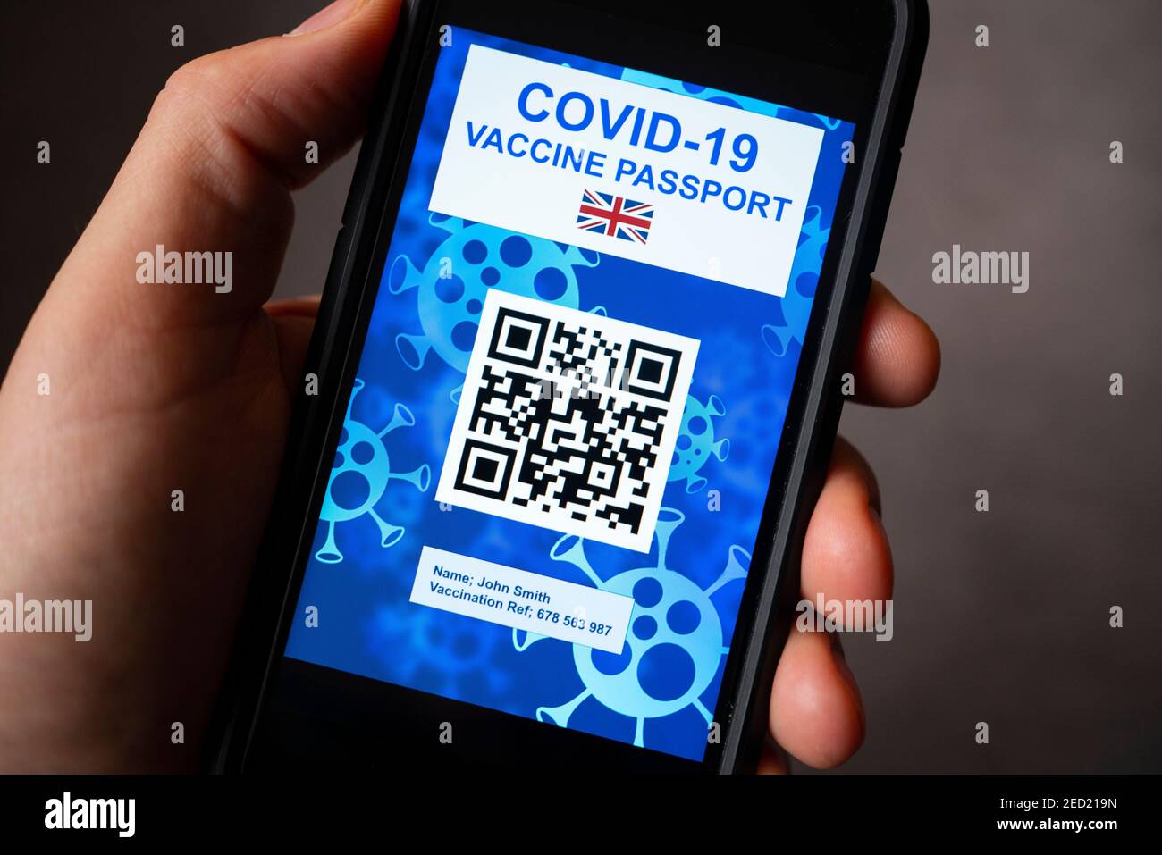 Konzeption eines möglichen elektronischen Covid-19 Impfpasses der britischen Regierung mit QR-Code auf einem Smartphone. Stockfoto