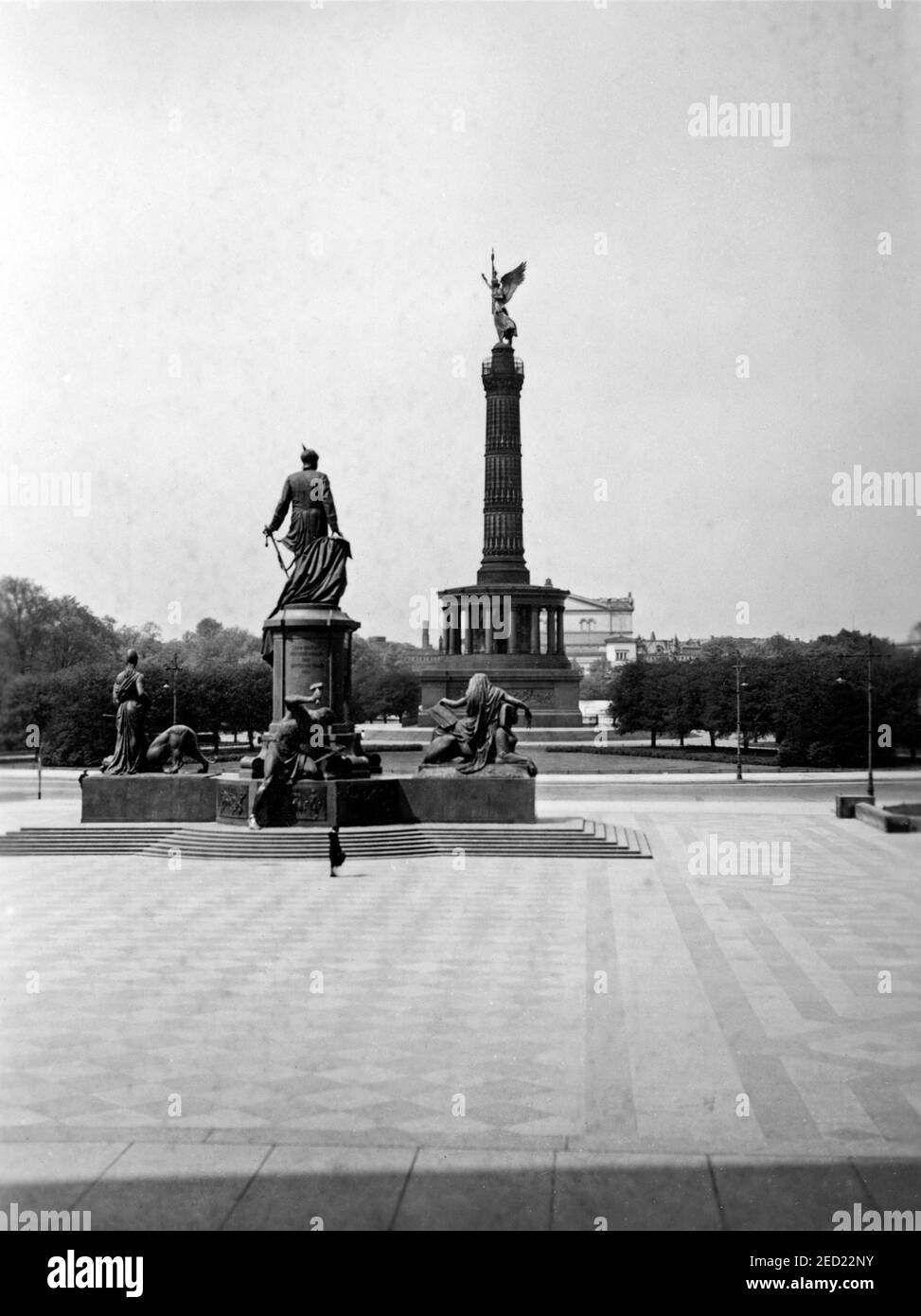 Bismarck-Denkmal und Siegessäule am ehemaligen Standort zwischen Reichstag und Krolloper, historisches Foto, ca. 1935, Berlin, Deutschland Stockfoto