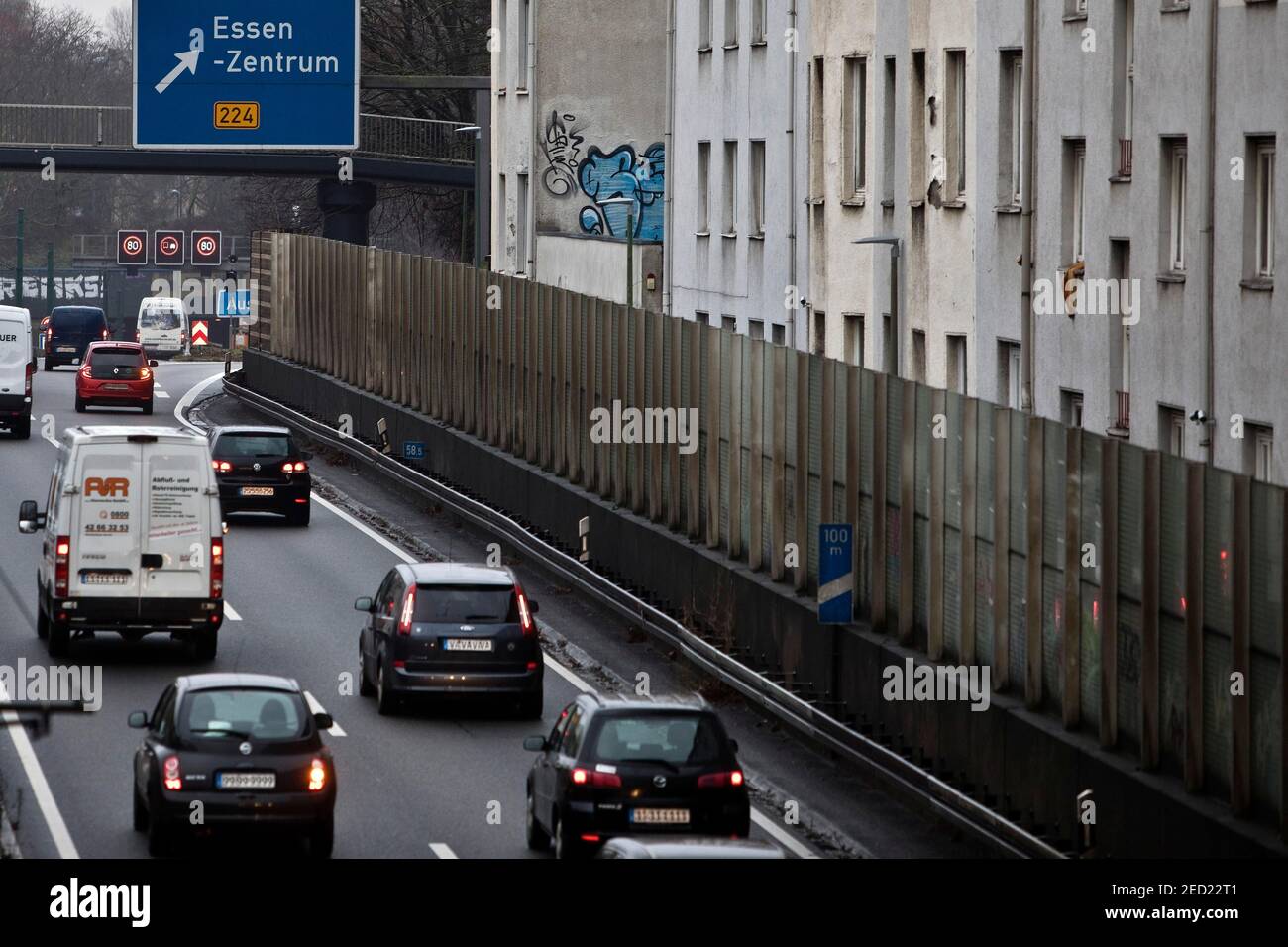 Die AUTOBAHN A 40 führt direkt durch die Stadt vorbei an Mietwohnungen, Essen, Ruhrgebiet, Nordrhein-Westfalen, Deutschland Stockfoto