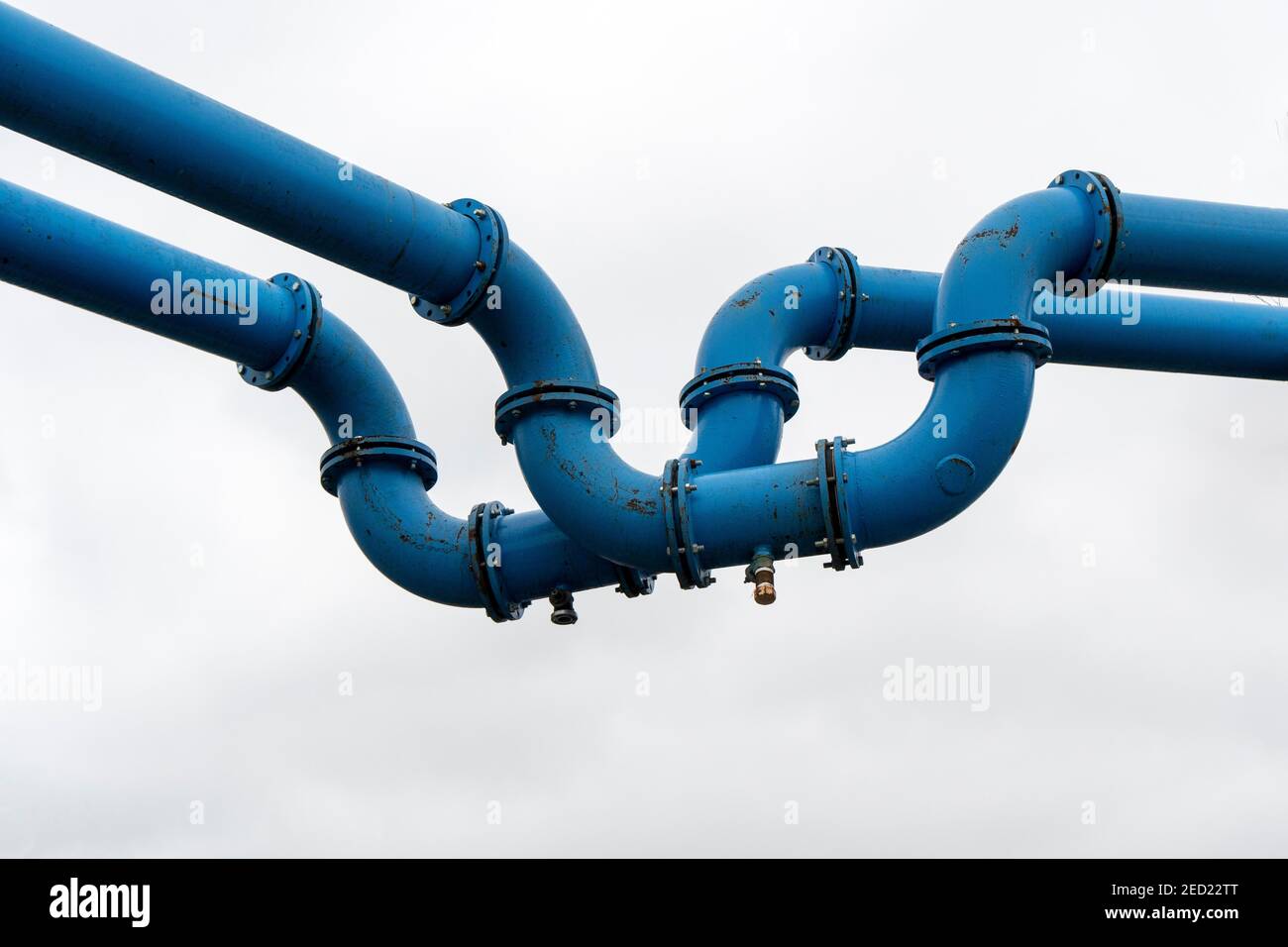 Blaue Wasserleitungen für die Grundwasserbewirtschaftung in einem neuen Entwicklungsgebiet, Mitte, Berlin, Deutschland Stockfoto