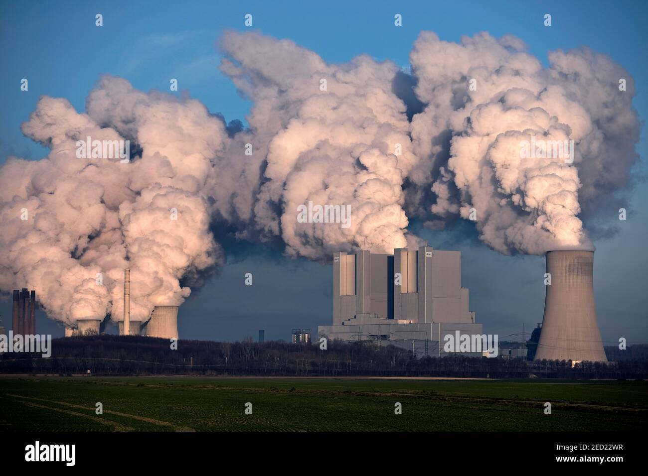 Braunkohlekraftwerk Neurath, Gesamtansicht der Aggregate A-E und F-G, Grevenbroich, Nordrhein-Westfalen, Deutschland Stockfoto