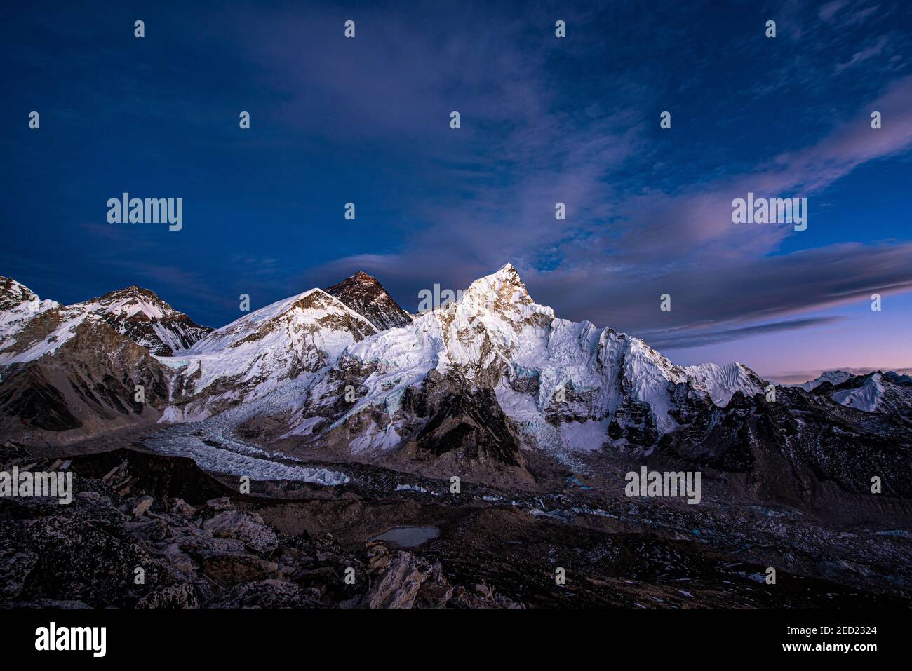 Sonnenuntergangsansicht vom Kala Patthar des Mount Everest, Chomolungma, Sagarmatha, 8848m, und Nuptse West Flank, 7861m, mit Khumbu Glacier, Sagarmatha Stockfoto