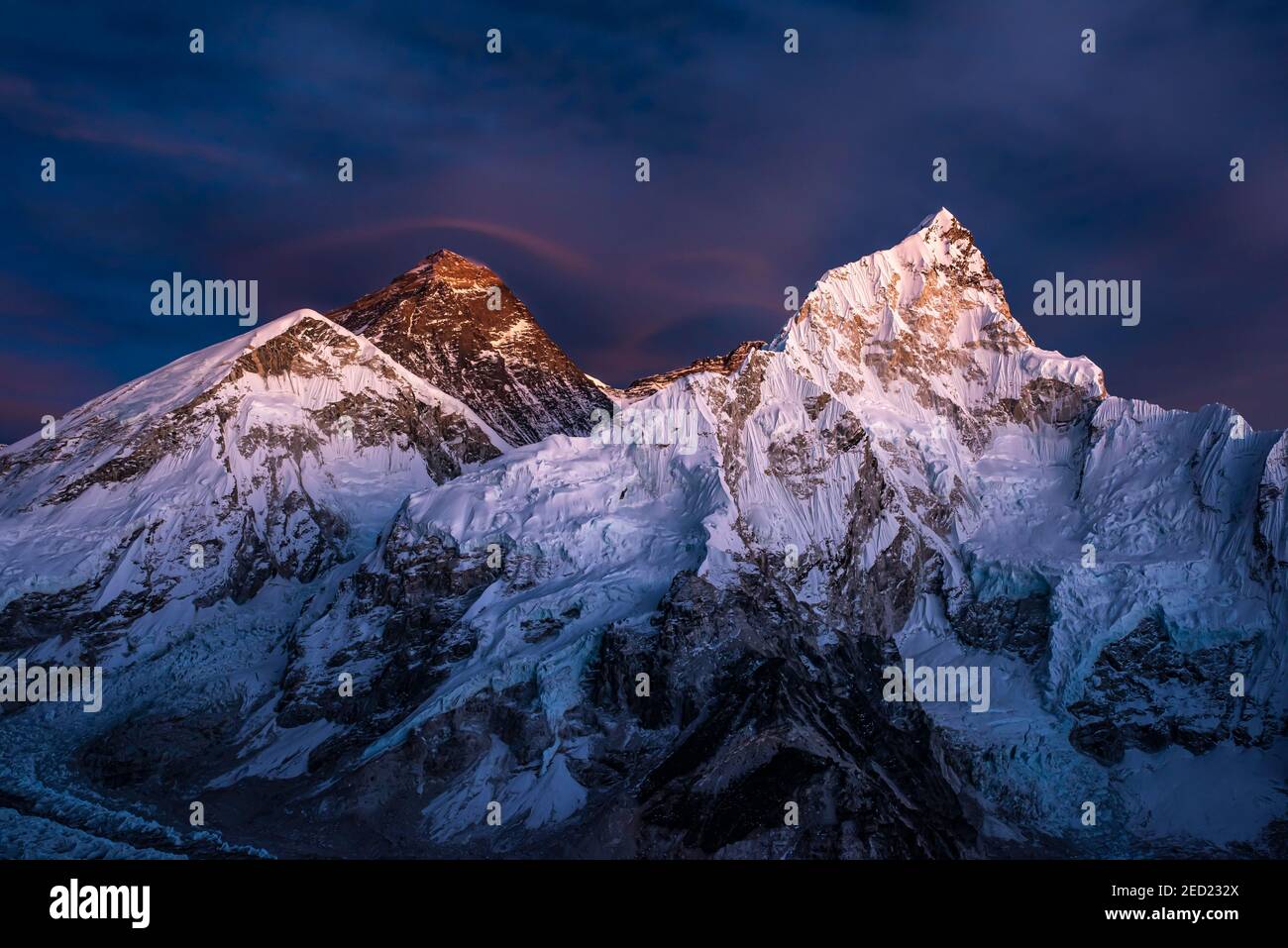 Blick auf den Sonnenuntergang von Kala Patthar auf Mount Everest, Chomolungma, Sagarmatha, 8848m, und Nuptse Westflanke, 7861m, Sagarmatha National Park, Solu Khumbu Stockfoto