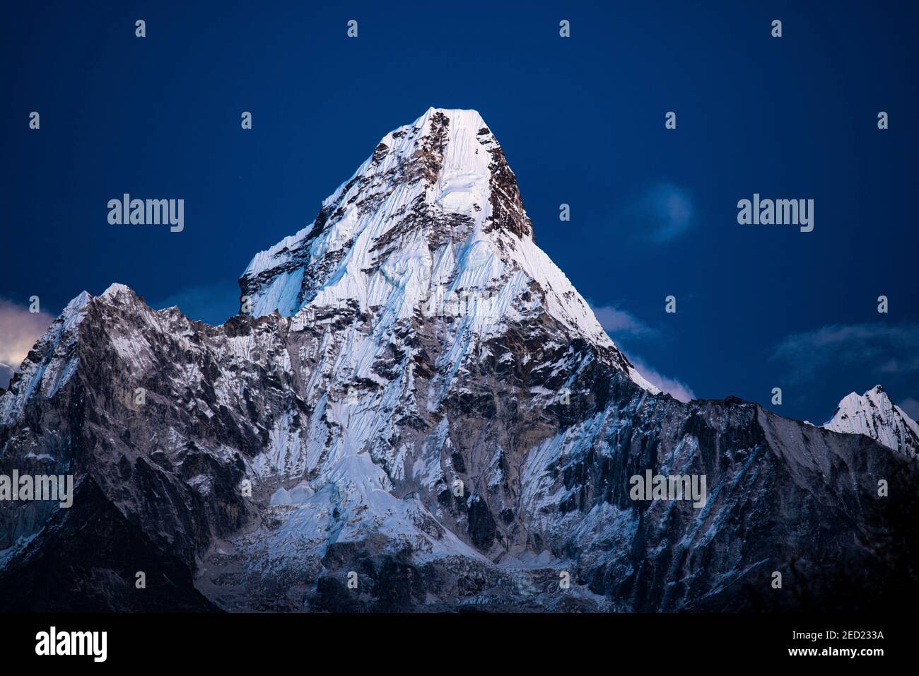 AMA Dablam 6812 m im Abendlicht, Matterhorn von Nepal, Mahalangur Himal, Solu Khumbu, Nepal, Himalaya Stockfoto