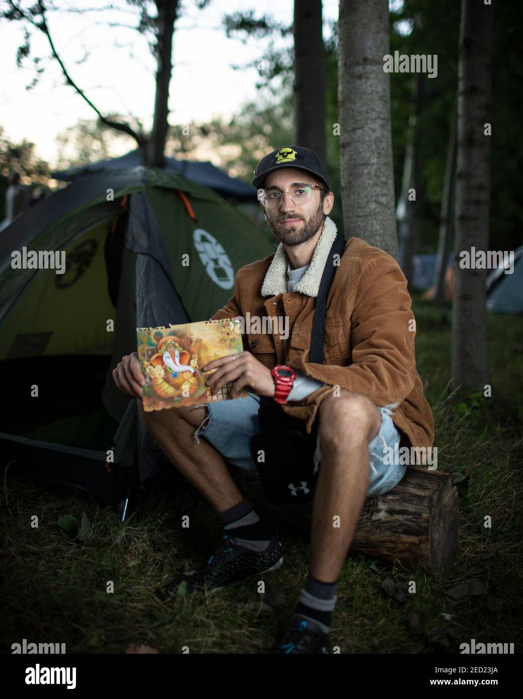 Ein männlicher Aktivist von Animal Rebellion sitzt vor seinem Zelt auf einem Campingplatz im Brockwell Park, London, 31. August 2020 Stockfoto